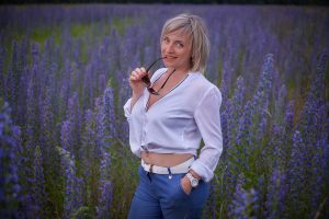 Biała, elegancka koszula. Jak dobrać odpowiednią bieliznę, pod białą, prześwitującą koszulę