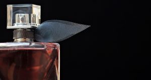 Sposoby aplikacji i utrwalania zapachu perfum.