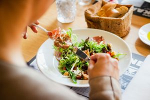 Dieta bez mięsa i nabiału – korzyści, ryzyka i zasady zdrowego żywienia